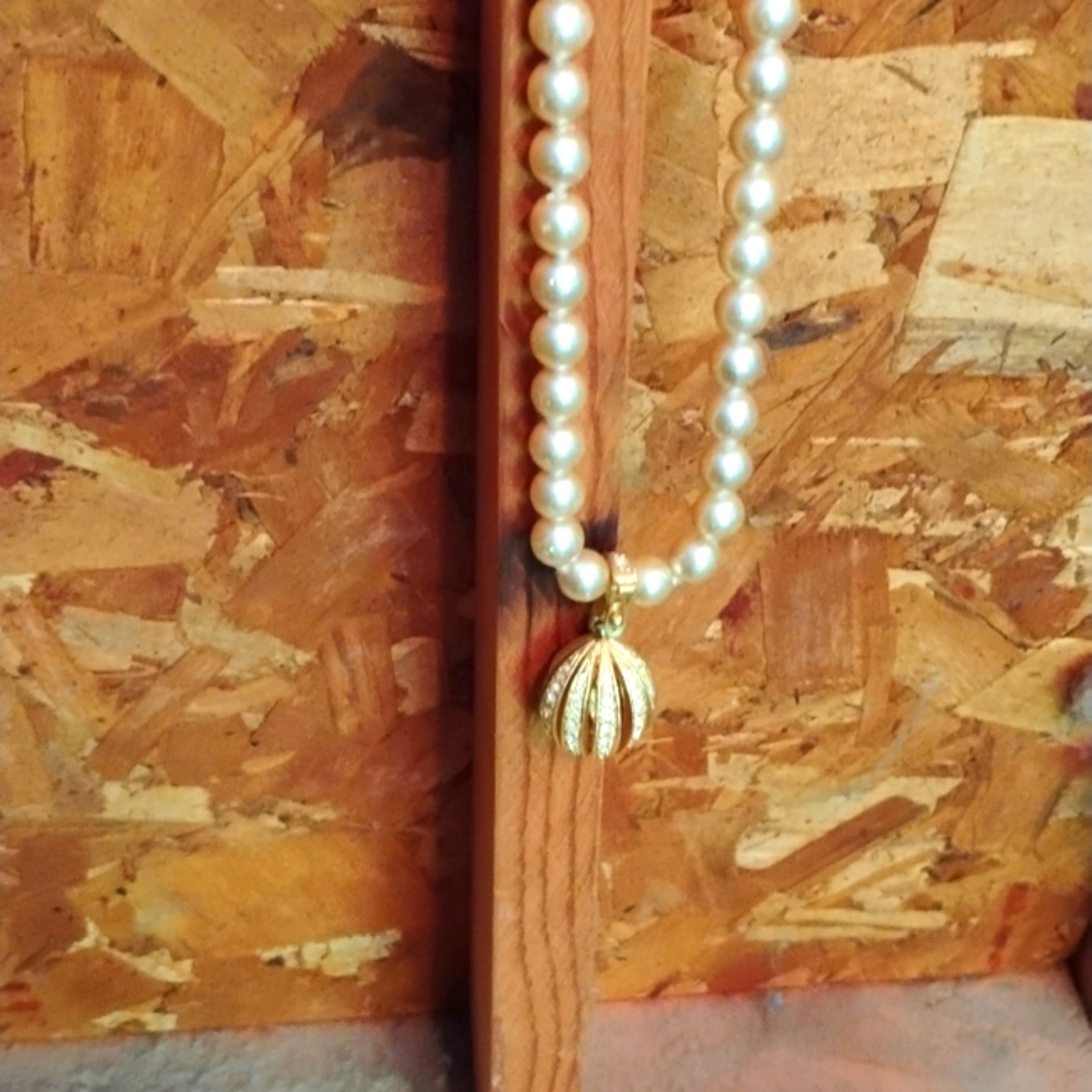 Gorgeous Joan Rivers gold and pearl necklace